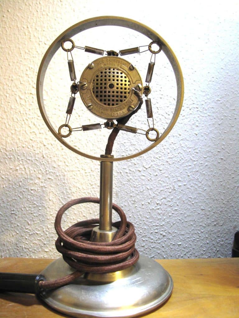 carbon-microphone-1-768x1024-6800cecf7ca04357699011.jpg